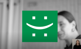 Captura de ecrã de vídeo. Pessoa sorridente desfocada.