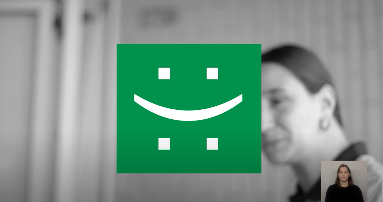 Captura de ecrã de vídeo. Pessoa sorridente desfocada.