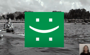 Captura de ecrã de vídeo. Imagem de um rio e uma pessoa em embarcação.