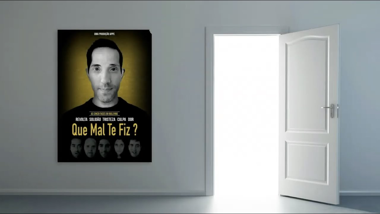 Cartaz afixado em parede. Ao lado uma porta branca, aberta, por onde entra imensa luz.
