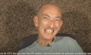 Captura de ecrã de vídeo. Aparece uma pessoa sorridente.
