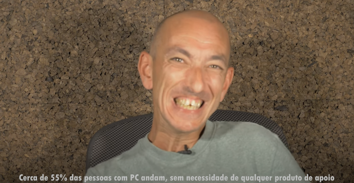 Captura de ecrã de vídeo. Aparece uma pessoa sorridente.