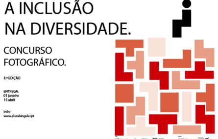 Cartaz do concurso de fotografia. À esquerda algumas das informações (já constantes na publicação). À direita, em vários tons roxo e rosa, peças de um puzzle que se tentam alinhar como em jogo de Tetris. Acima, a negro, imagem estilizada do que aparenta ser uma pessoa sentada.