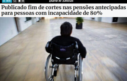 Captura de ecrã do sítio do Diário de Notícias. Título da notícia e imagem de uma pessoa, de costas, a usar cadeira de rodas.