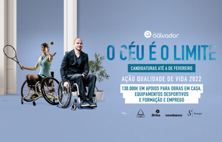 Cartaz, formato horizontal, com a divulgação de candidatura (com informações já constantes na publicação). O cartaz, em fundo azul-acinzentado, apresenta a imagem de duas pessoas em cadeira de rodas e de um vaso com uma pequena planta. Ao fundo surgem os logótipos das empresas que apoiam o projeto.