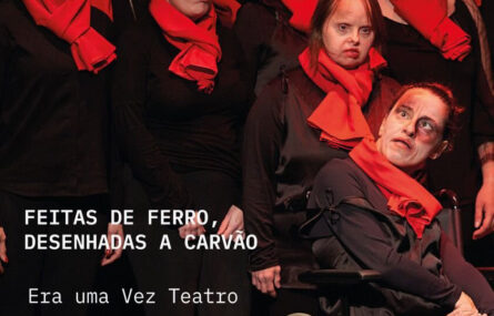 Cartaz de divulgação. Imagem em tons escuros com 10 pessoas vestidas de negro. Todas usam cachecol vermelho. Uma está sentada em cadeira de rodas. Algumas das pessoas aparentam ter sinais de agressões no rosto.