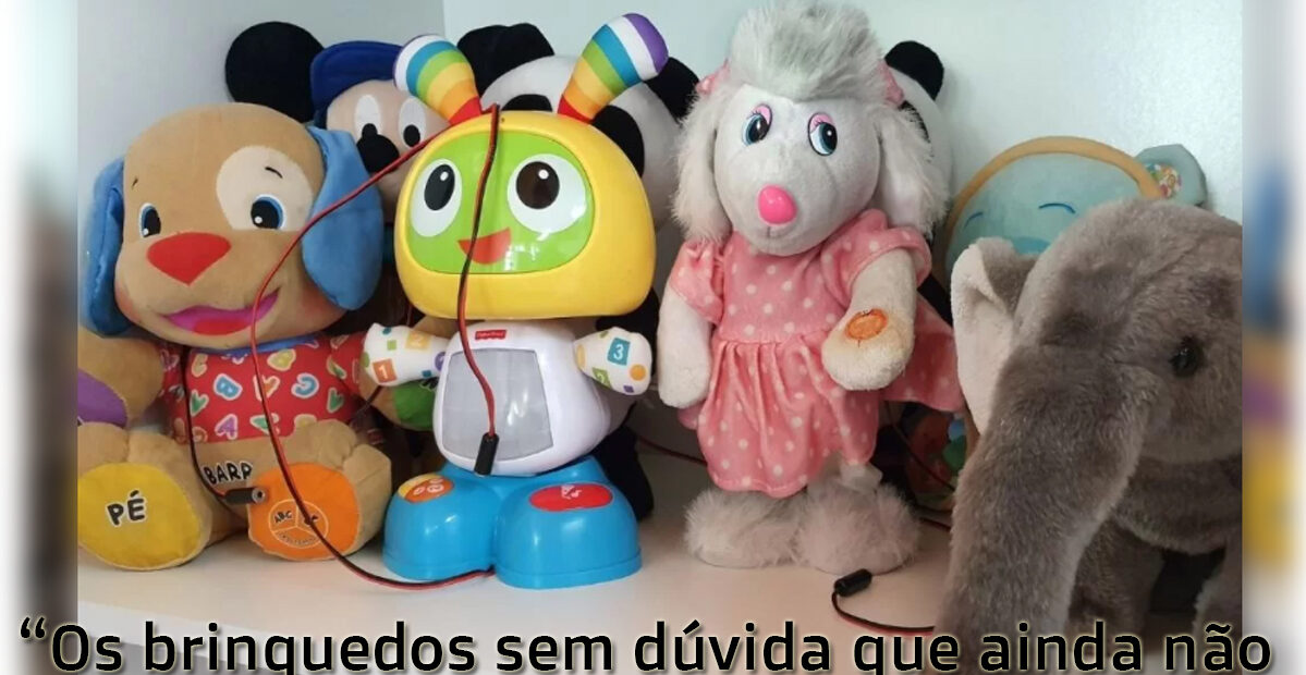 Captura de ecrã de notícia divulgada na página de O Gerador. Banner superior rosa e abaixo imagem com alguns bonecos e a frase “Os brinquedos sem dúvida que ainda não estão adaptados a todas as crianças”.