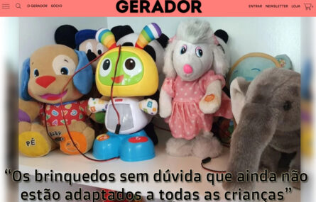 Captura de ecrã de notícia divulgada na página de O Gerador. Banner superior rosa e abaixo imagem com alguns bonecos e a frase “Os brinquedos sem dúvida que ainda não estão adaptados a todas as crianças”.