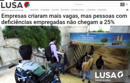 Captura de ecrã de notícia do sítio da Agência Lusa. Fotografia de uma pessoa em cadeira de rodas junto de escadas. Outras pessoas sobem e descem essas escadas.