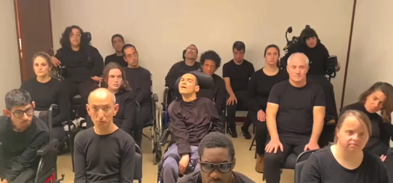 Imagem de sala interior. Aparecem, sentados, os elementos que integram o coletivo de teatro da APPC. Todos usam roupa negra.