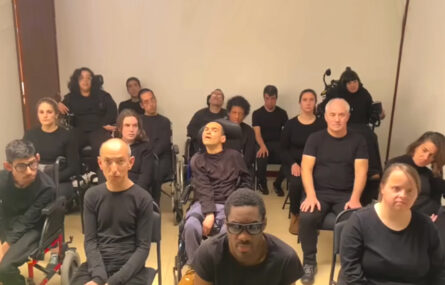 Imagem de sala interior. Aparecem, sentados, os elementos que integram o coletivo de teatro da APPC. Todos usam roupa negra.