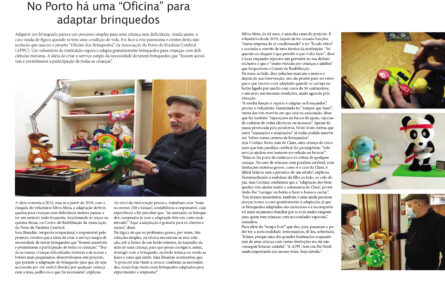 Cópia de duas páginas da revista Plural e Singular. A referida notícia é referente à Oficina de Brinquedos da APPC. O texto é acompanhado por quatro fotografias. Surge em destaque uma pessoa (que é o voluntário da Oficina dos Brinquedos).