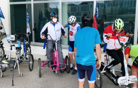 Cinco pessoas junto de várias bicicletas adaptadas.