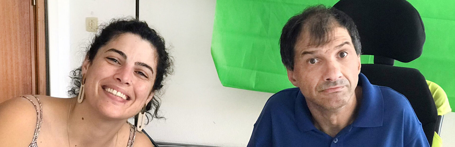Duas pessoas sorriem para a foto.