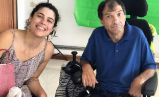 Duas pessoas sorriem para a foto.