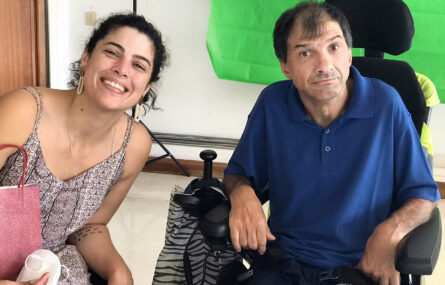 Duas pessoas sorriem para a foto.