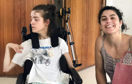 Duas pessoas sorriem para a foto.