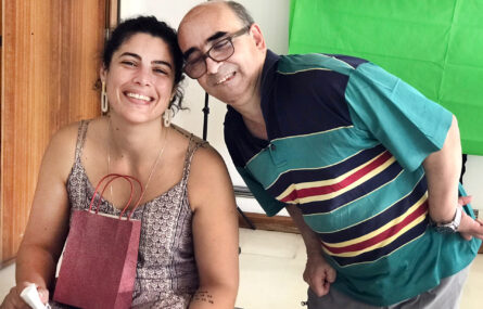 Duas pessoas sorriem para a foto.
