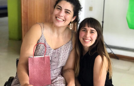 Duas pessoas sorriem para a foto.