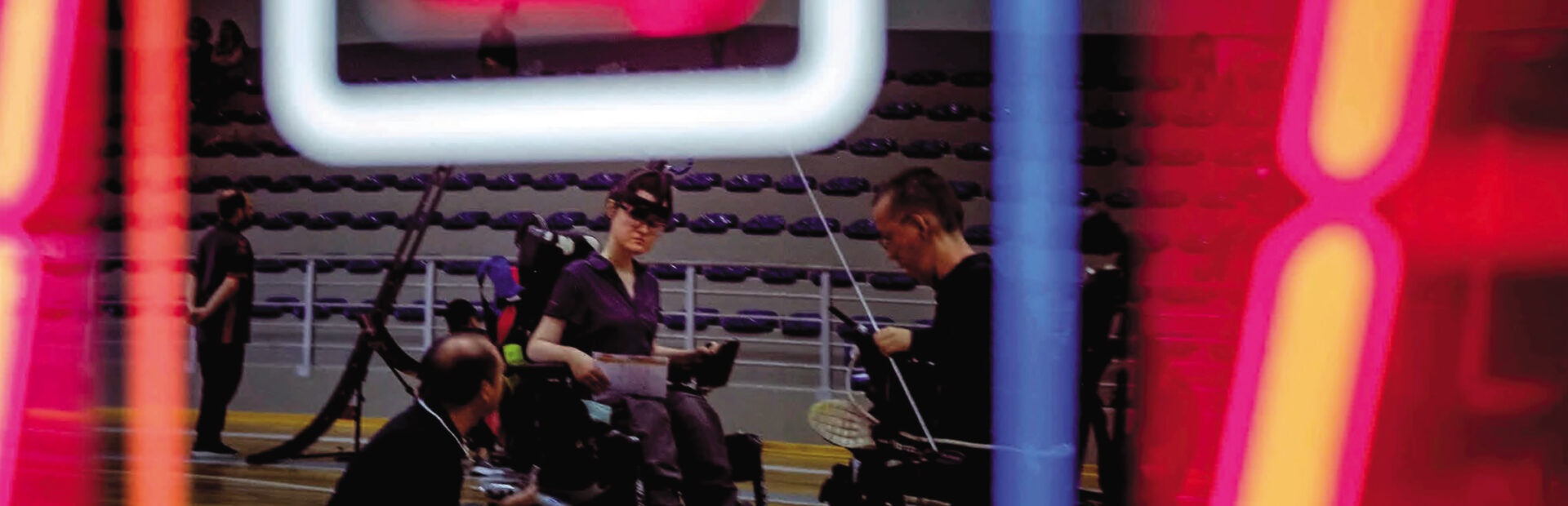 Cópia de duas páginas da revista Domingo CM do jornal Correio da Manhã. Curto texto sobre campeonato de boccia acompanhado de fotografia, à largura e altura das duas páginas, na qual aparecem dois praticantes de boccia que usam cadeira de rodas (e um terceiro elemento, ajoelhado no chão.