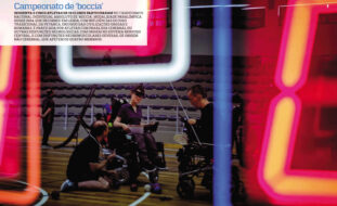 Cópia de duas páginas da revista Domingo CM do jornal Correio da Manhã. Curto texto sobre campeonato de boccia acompanhado de fotografia, à largura e altura das duas páginas, na qual aparecem dois praticantes de boccia que usam cadeira de rodas (e um terceiro elemento, ajoelhado no chão.