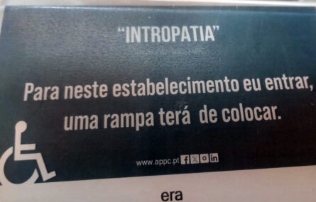 Imagem de panfleto entregue com a mensagem “Para neste estabelecimento eu entrar uma rampa terá de colocar”.