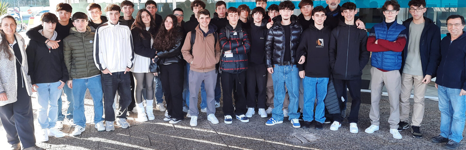 Grupo com perto de três dezenas de pessoas em fotografia junto da entrada do Centro de Reabilitação da APPC.