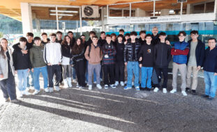 Grupo com perto de três dezenas de pessoas em fotografia junto da entrada do Centro de Reabilitação da APPC.