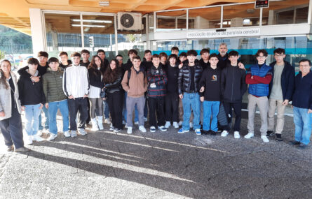 Grupo com perto de três dezenas de pessoas em fotografia junto da entrada do Centro de Reabilitação da APPC.