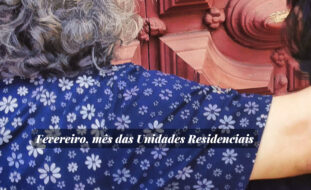 Cópia da primeira página de edição de “O Dialogista”. Imagem de duas pessoas, de costas. Uma coloca o braço por cima dos ombros da outra. Mais ao fundo algo que se assemelha a uma porta de madeira.