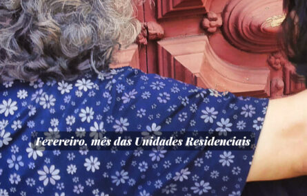Cópia da primeira página de edição de “O Dialogista”. Imagem de duas pessoas, de costas. Uma coloca o braço por cima dos ombros da outra. Mais ao fundo algo que se assemelha a uma porta de madeira.
