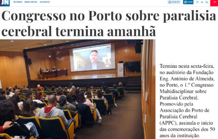 Captura de ecrã do sítio do Jornal de Notícias. Notícia sobre o Congresso da Associação do Porto de Paralisia Cerebral. Lê-se parte da notícia (constante no link da publicação) e uma fotografia do auditório com pessoas sentadas nas cadeiras e palco mais ao fundo.