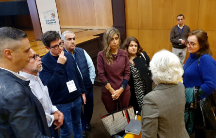 Grupo de nove pessoas em conversa.