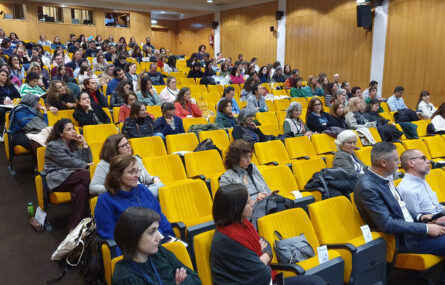 Aspeto geral do auditório com várias dezenas de pessoas sentadas.