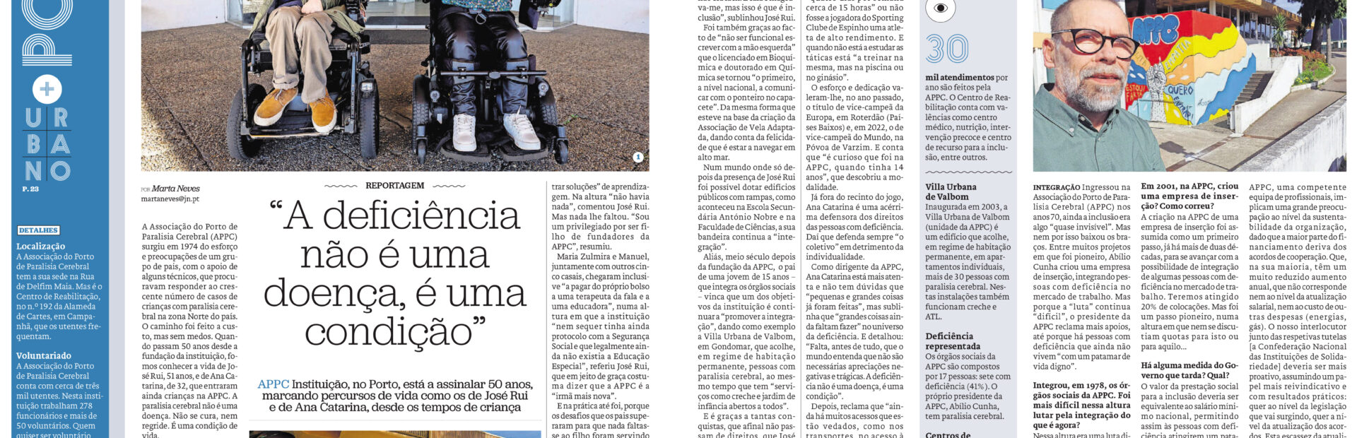 Cópia das páginas 20 e 21 da edição do Jornal de Notícias de 25 de fevereiro de 2024. Em destaque notícia sobre os 50 anos da APPC. A acompanhar o texto, assinado por Marta Neves, estão três fotografias da autoria de Carlos Carneiro. A imagem principal apresenta duas pessoas, em cadeira de rodas, à porta do Centro de Reabilitação da APPC. A segunda, mais pequena, mostra zona exterior do Centro de Reabilitação. À direita, junto de entrevista, aparece fotografia de uma pessoa com mural colorido ao fundo.