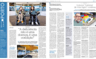 Cópia das páginas 20 e 21 da edição do Jornal de Notícias de 25 de fevereiro de 2024. Em destaque notícia sobre os 50 anos da APPC. A acompanhar o texto, assinado por Marta Neves, estão três fotografias da autoria de Carlos Carneiro. A imagem principal apresenta duas pessoas, em cadeira de rodas, à porta do Centro de Reabilitação da APPC. A segunda, mais pequena, mostra zona exterior do Centro de Reabilitação. À direita, junto de entrevista, aparece fotografia de uma pessoa com mural colorido ao fundo.