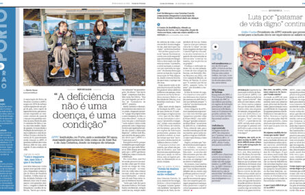 Cópia das páginas 20 e 21 da edição do Jornal de Notícias de 25 de fevereiro de 2024. Em destaque notícia sobre os 50 anos da APPC. A acompanhar o texto, assinado por Marta Neves, estão três fotografias da autoria de Carlos Carneiro. A imagem principal apresenta duas pessoas, em cadeira de rodas, à porta do Centro de Reabilitação da APPC. A segunda, mais pequena, mostra zona exterior do Centro de Reabilitação. À direita, junto de entrevista, aparece fotografia de uma pessoa com mural colorido ao fundo.