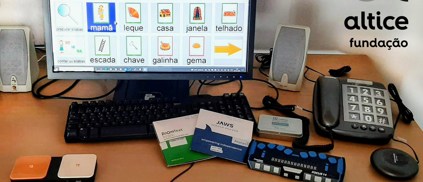 Diverso equipamento informático pousado em cima de uma mesa. Logótipo da Fundação Altice sobreposto no canto superior direito da imagem.