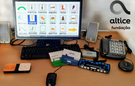 Diverso equipamento informático pousado em cima de uma mesa. Logótipo da Fundação Altice sobreposto no canto superior direito da imagem.