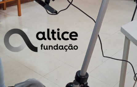 Fotografia de ecrã acoplado a suporte de cadeira de rodas. Logótipo da Fundação Altice sobreposto no centro da imagem.