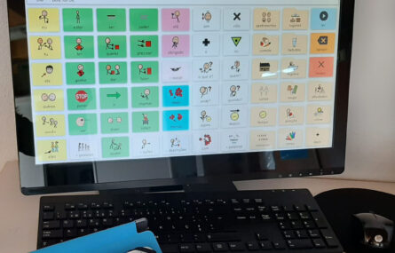 Diverso equipamento informático pousado em cima de uma mesa. Logótipo da Fundação Altice sobreposto na zona superior da imagem.