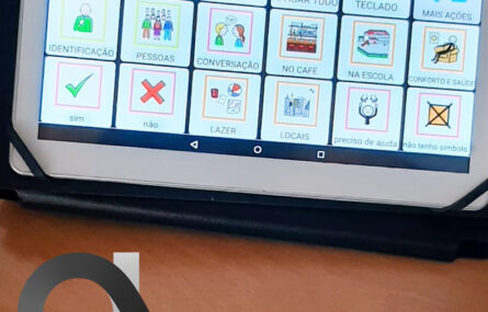 Fotografia aproximada de um tablet com aplicação ativa. Logótipo da Fundação Altice sobreposto na zona inferior esquerda da imagem.