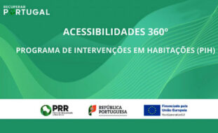 Imagem com fundo verde e alguns traços ondulados. Em letras a branco as expressões “Recuperar Portugal”, “Acessibilidades 360º” e “Programa de Intervenções em habitações”. Mais abaixo, em faixa branca, logótipos do PRR, República Portuguesa e União Europeia.