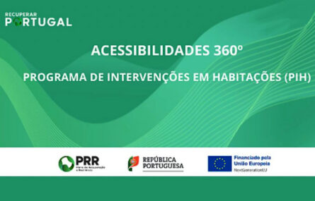 Imagem com fundo verde e alguns traços ondulados. Em letras a branco as expressões “Recuperar Portugal”, “Acessibilidades 360º” e “Programa de Intervenções em habitações”. Mais abaixo, em faixa branca, logótipos do PRR, República Portuguesa e União Europeia.
