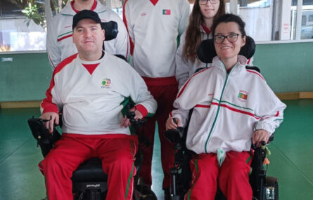 Cinco pessoas com o equipamento da Seleção Nacional de Boccia.