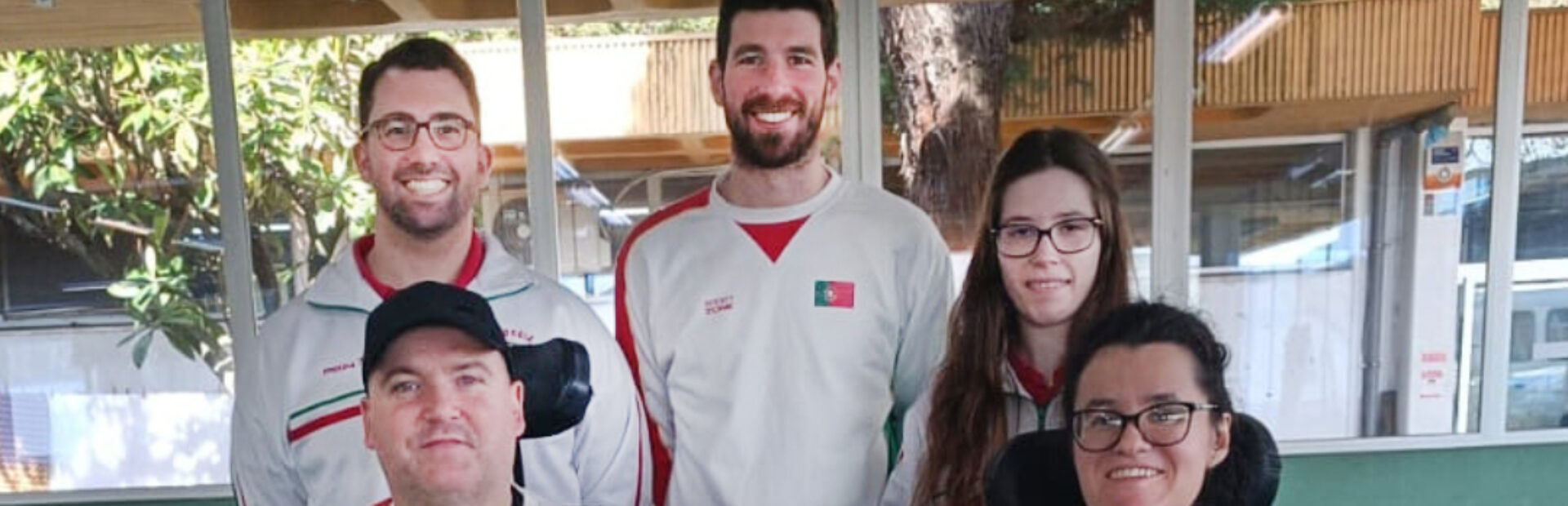 Cinco pessoas com o equipamento da Seleção Nacional de Boccia.