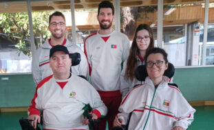 Cinco pessoas com o equipamento da Seleção Nacional de Boccia.