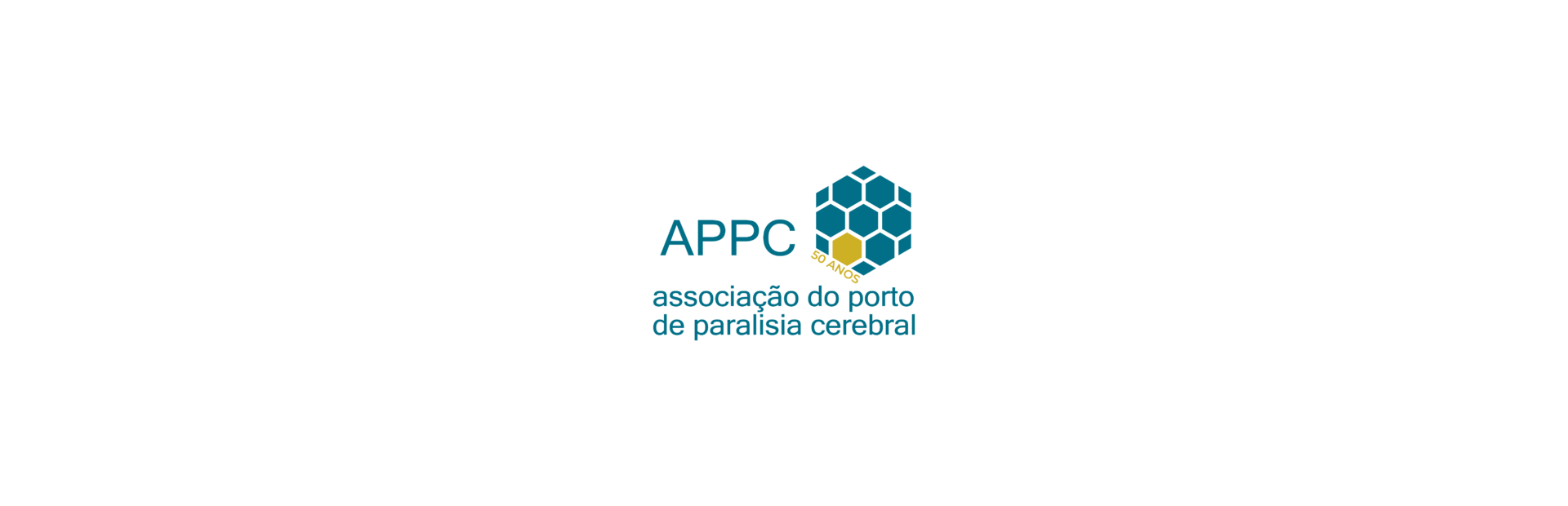 logotipo da APPC composto por texto e imagem. O texto tem a sigla APPC em maiúsculas e associação do porto de paralisia cerebral. A imagem é um haxohono rodado, com favos, a azul, tendo um favo a cor dourada, com a inscrição 50 anos.