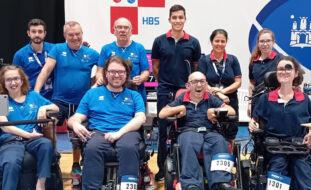 Fotografia com 10 pessoas, seis em pé e quatro que usam cadeira de rodas. Do lado esquerdo (com camisolas azul-claro) os cinco elementos da equipa italiana. Do lado direito (com camisolas azul-escuro) cinco dos elementos da Seleção Nacional de Boccia. E, claro, um inegavelmente sorridente Armando Costa – referido na publicação.