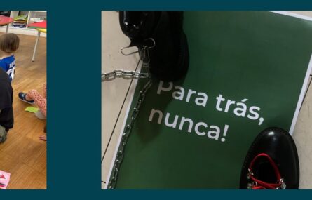 Imagem em formato quadrado com fundo azul. Logótipo estilizado da APPC no canto superior esquerdo. Ao fundo azul foi sobreposta uma fotografia de duas botas pretas unidas por uma corrente de metal. As botas estão a pisar uma folha de papel verde na qual aparece impressa, a branco, a frase “Para trás, nunca!”.